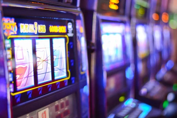 divaqq platform interface showing sportsbook, live casino, and slots sections